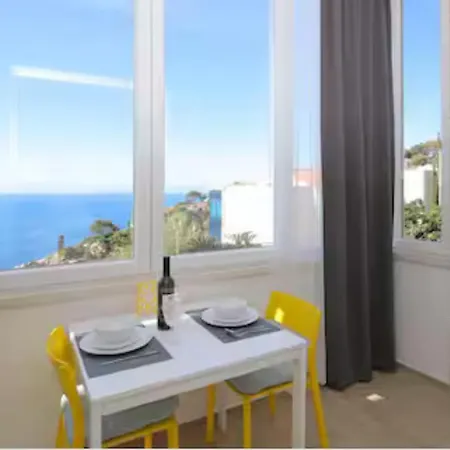 Miriam, Sea View